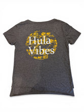 Load image into Gallery viewer, 【再入荷】Hula is Life × Lei Hale Okinawa コラボ “紅型 Hula Vibes” スクープネックTシャツ
