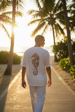 画像をギャラリービューアに読み込む, タツノオトシゴ柄：Hula Lani Hawaii ハワイアンバックプリントTシャツ メンズ 半袖 タツノオトシゴ
