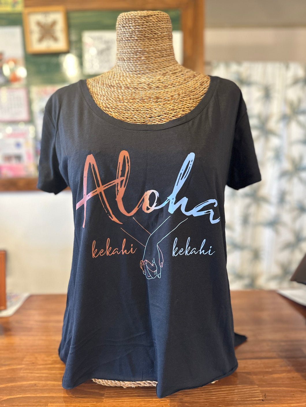 ※Ｎｅｗ！※Hula is Life ”Aloha Kekahi I Kekahi”スクープネックTシャツ